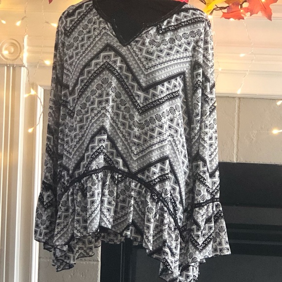 Black and white asymmetrical top. - Picture 5 of 6